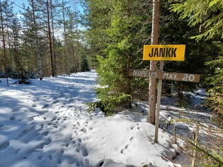 Muistakaa noudattaa nopeusrajoituksia.